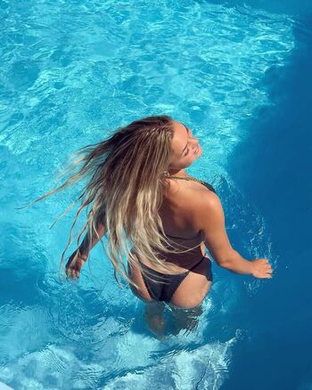 Loena hendrickx image