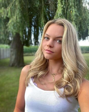 Loena hendrickx image