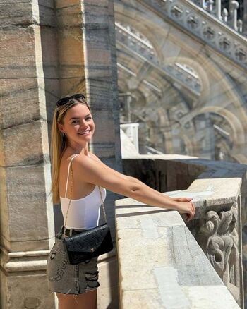 Loena hendrickx image
