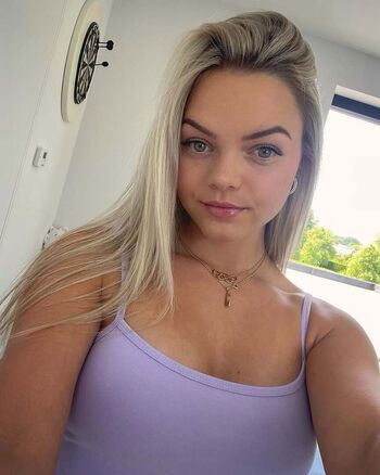 Loena hendrickx image