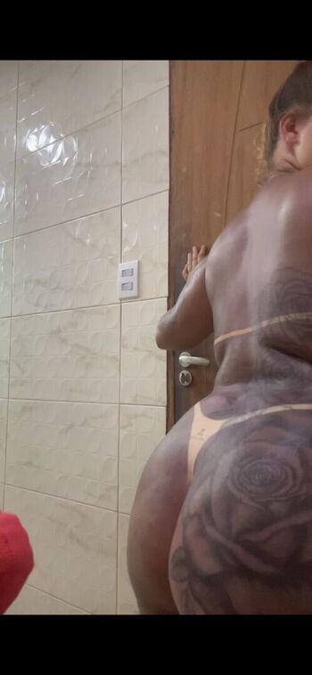 Loira da titan page 3 image