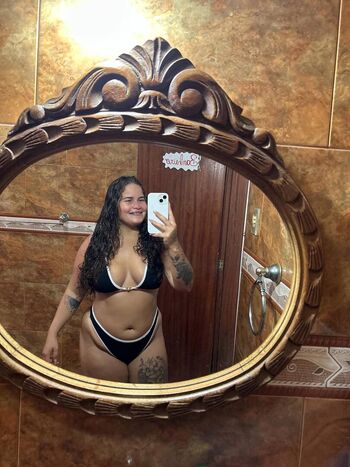 Loira da titan page 2 image