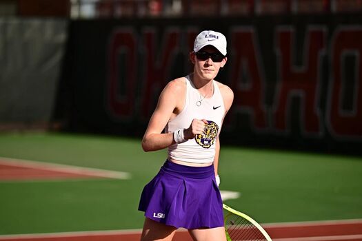Lsu woman tennis image
