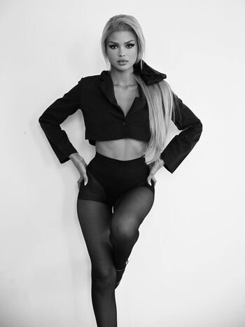 Luana larkin image
