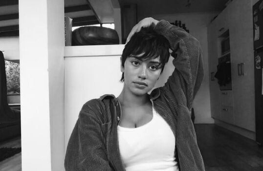 Luciane buchanan image