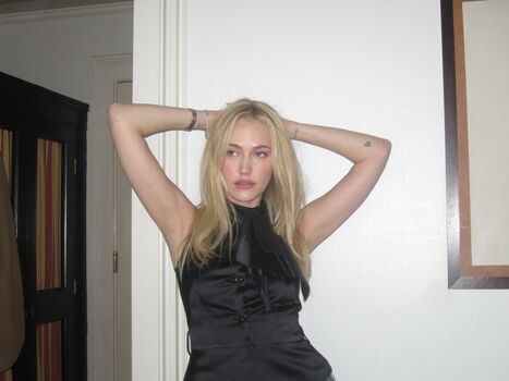 Maika monroe page 4 image