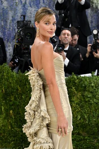 Margot robbie 1 page 2 image