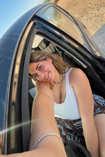 Marina pezouvani image