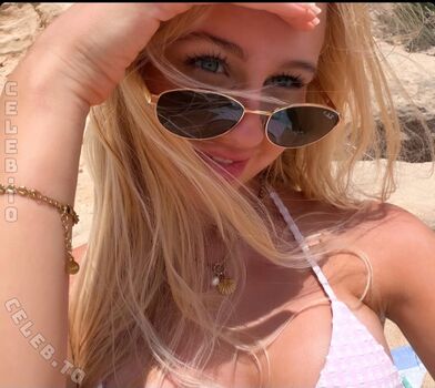 Mavie noelle image