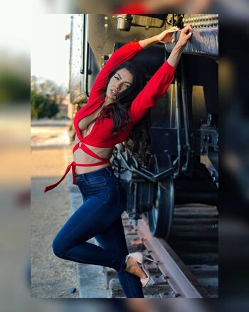 Melanie san roman image