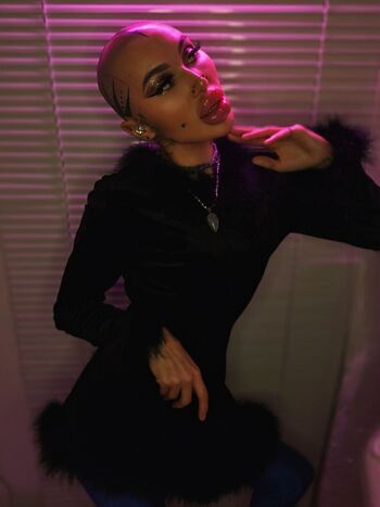 Mia mannaz image