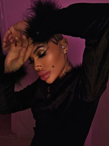 Mia mannaz image