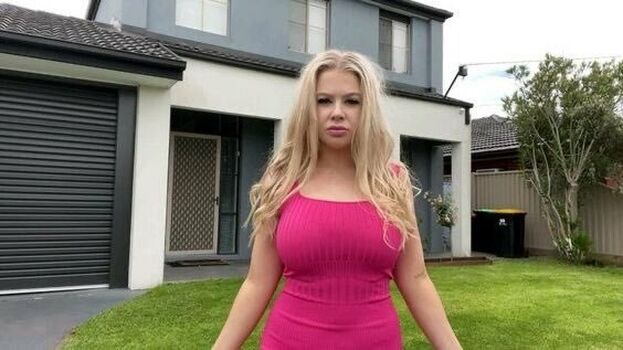 Mia nolette image