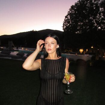 Mia tomlinson image