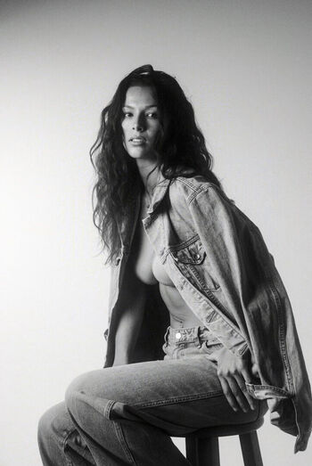 Mia wynn image