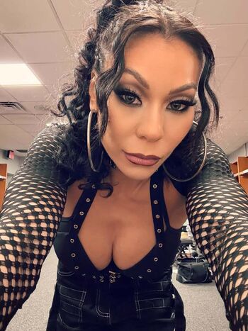 Mia yim image