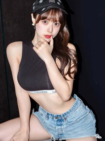 Mina pochico image
