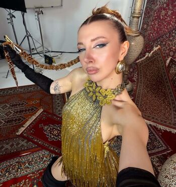 Mina solak image