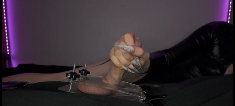 Mistresslongnails image