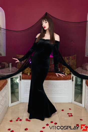 Morticia cosplay image