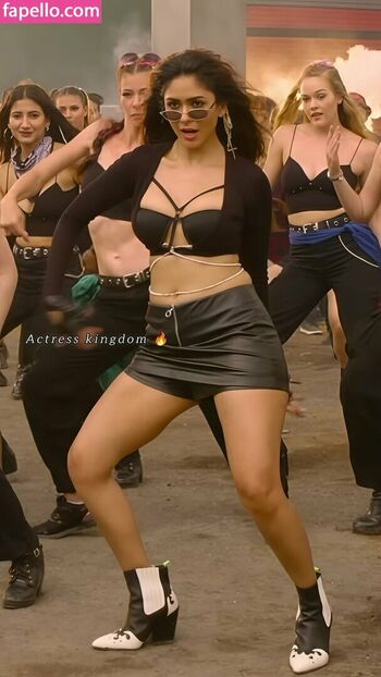 Mrunal thakur image