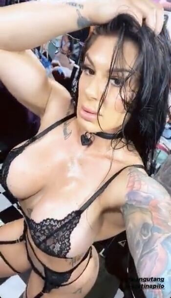 Muscle bombshell image