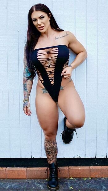 Muscle bombshell image