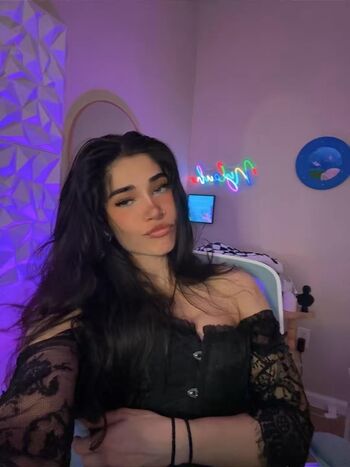 Naila Iqbal / alienalianz / NylaWHO / NylaWHO1