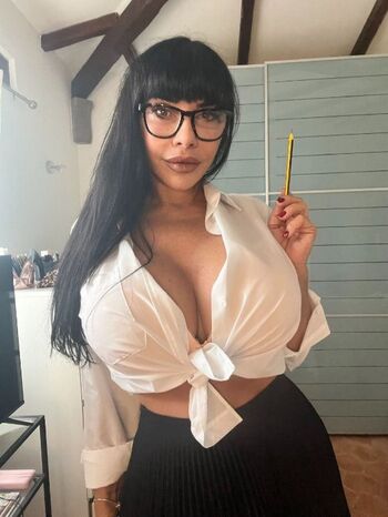 Naima guidi image