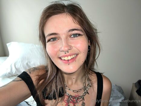 Naivebunnyx image