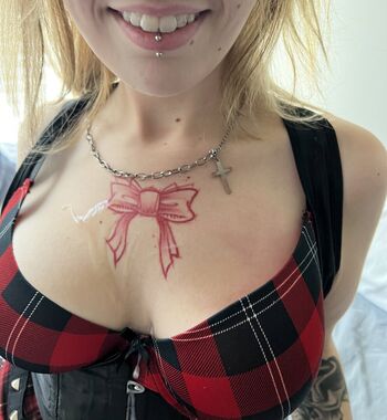Naivebunnyx image