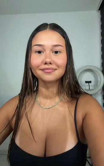 Nathalia costa image