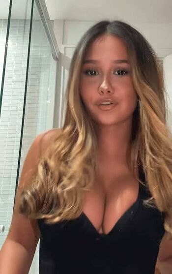 Nathalia costa image