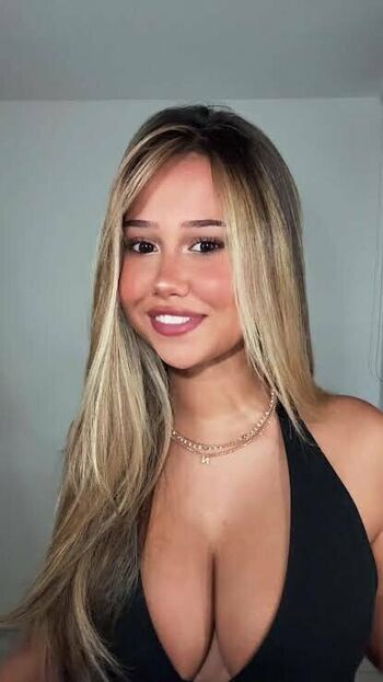 Nathalia costa image