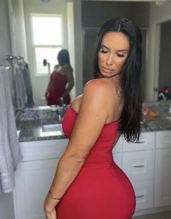 Nicoleclosesswfl image