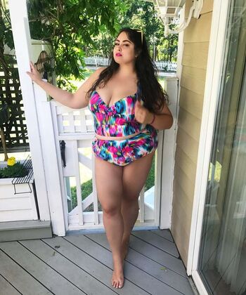 Nikki apostolou image