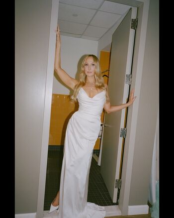 Nikki glaser image