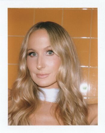 Nikki glaser image