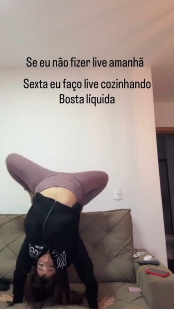 Novinhas com peitos pequenos image