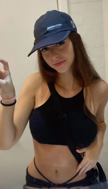 Novinhas peitudas 1 image