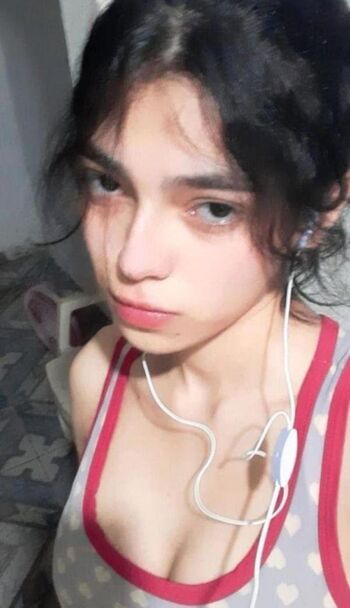 Novinhas peitudas 1 image