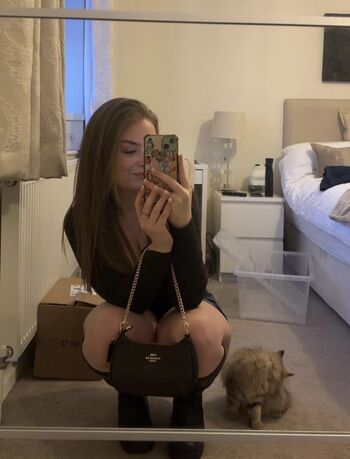 Peachylivv image