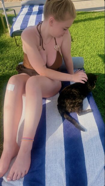 Peachylivv image