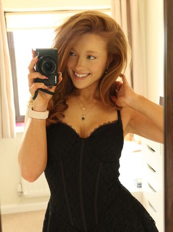 Phoebeisginger image