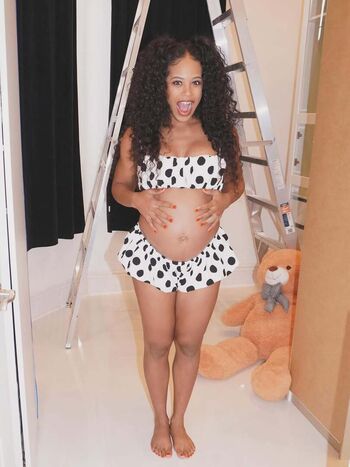 Pregnant celebs image