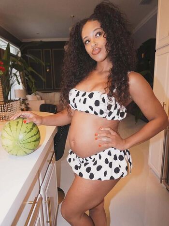 Pregnant celebs image