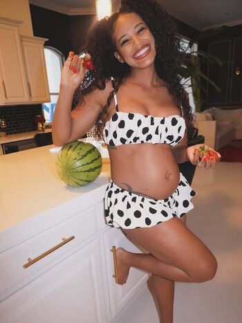 Pregnant celebs image