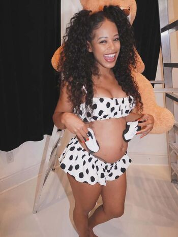 Pregnant celebs image