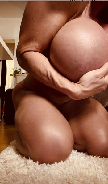 Queenmuscleboobs page 3 image