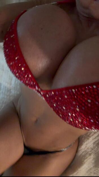 Queenmuscleboobs image